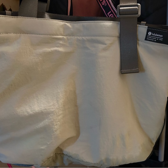 Lululemon Athletica Gray Tote Bag with Structured Design - Picture 3 of 4